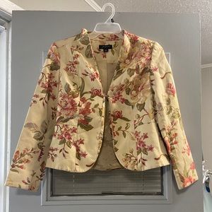 Beautiful floral blazer !